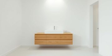 biała łazienka z imitacją drewna